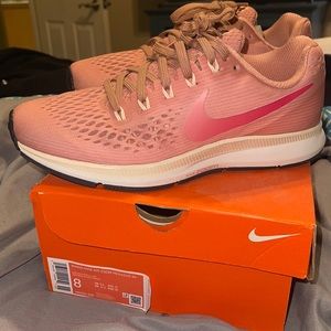 Woman’s Nike Air Zoom Pegasus 34 shoes size 8